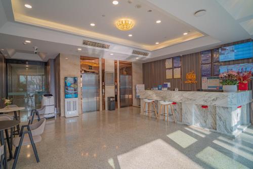 a lobby of a restaurant with a counter and stools at Ruilan Grandyard Hotel in Nanjing