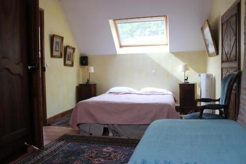 Ένα ή περισσότερα κρεβάτια σε δωμάτιο στο Maison d'hôtes Moulin du Bas Pesé