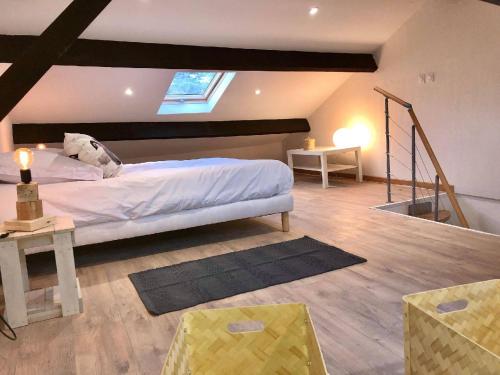 une chambre avec un lit et un escalier à l'intérieur dans l'établissement Escale Chic - Un duplex plein de style à Toulon, à Toulon