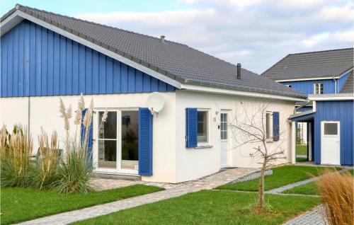 a house with a blue and white facade at Ferienhaus 13 Altefähr in Altefähr