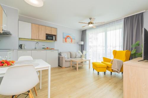Dapur atau dapur kecil di APARTAMENTY MIERZEJA - Stegna Forest, blisko lasu, Bezpłatny Meleks