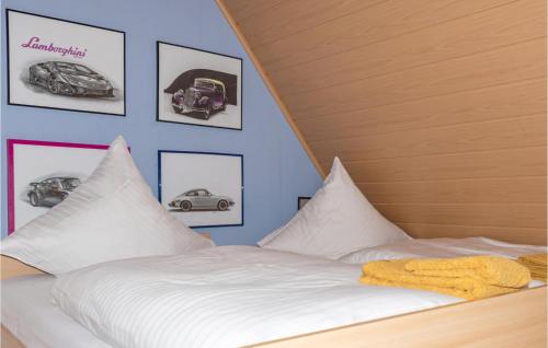 Ένα ή περισσότερα κρεβάτια σε δωμάτιο στο Cozy Apartment In Ratzeburg With Wifi