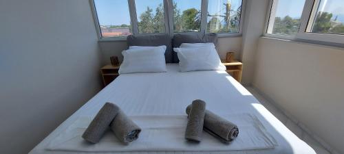 En eller flere senge i et værelse på VAYA Summer