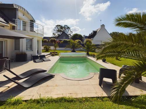 une piscine dans l'arrière-cour d'une maison dans l'établissement -COLINE- Charmante maison familiale proche plage, à Concarneau