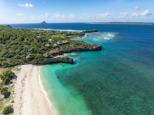 an aerial view of a beach and the ocean at Bo'a Vida Rote in Nembrala