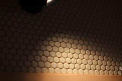 a floor with a hexagonal pattern on it at ぽつぽつあん in Ise