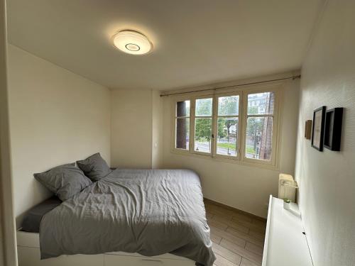une chambre avec un lit et une fenêtre dans l'établissement Pure Home - Cosy 2-4P Ney, à Paris