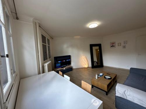 un salon avec un canapé et une table dans l'établissement Pure Home - Cosy 2-4P Ney, à Paris