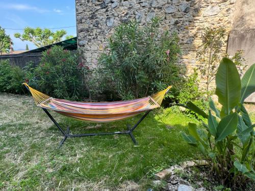 - un hamac installé dans l'herbe du jardin dans l'établissement Escapade au fond du jardin, à Saulce-sur-Rhône