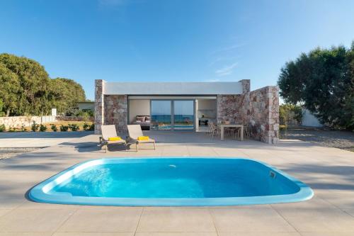 Πισίνα στο ή κοντά στο KYRA beachfront house in Theologos Rhodes