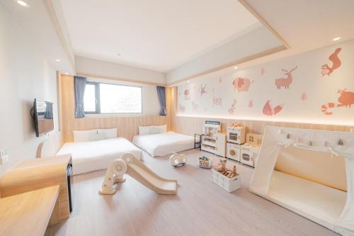 a childrens bedroom with two beds and a slide at Hotel Liyaou in Chiayi City