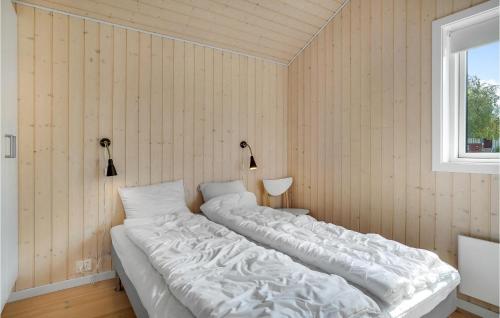 Ένα ή περισσότερα κρεβάτια σε δωμάτιο στο Nice Home In Jægerspris With Kitchen