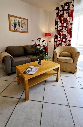 a living room with a coffee table and a couch at Appartement 1 Maison Régis in Conques-en-Rouergue
