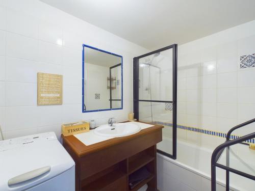 une salle de bain avec un lavabo et un miroir dans l'établissement Le Mas de Saint-Hilaire, à Saint-Hilaire-de-Riez