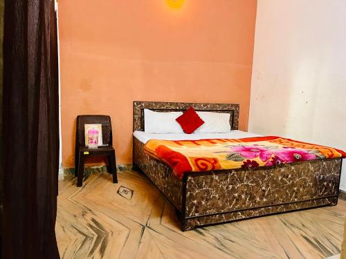 Voodi või voodid majutusasutuse Shree Ji Residency- A Devine Home Stay Near Prem Mandir toas