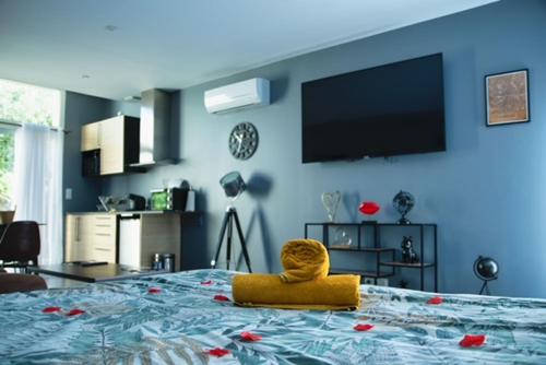 - une chambre avec un lit et une chaise jaune dans l'établissement Love Room - La Parenthèse, à Saint-Bauzille-de-la-Sylve