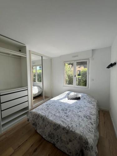 une chambre blanche avec un lit et deux fenêtres dans l'établissement Appartement T3 proche des plages, à Fréjus