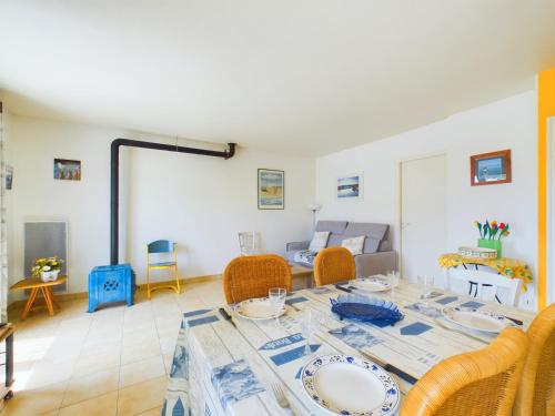 une salle à manger avec une table et des chaises dans l'établissement Maison avec jardin - Entre plage et rivière, à Le Fenouiller