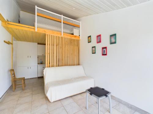 ein Schlafzimmer mit einem Bett, einem Stuhl und einem Tisch in der Unterkunft Maison avec jardin - Entre plage et rivière in Le Fenouiller