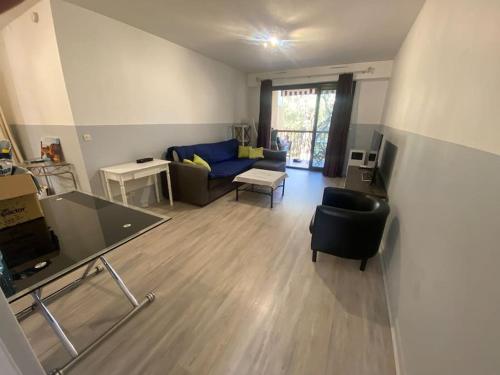 un salon avec un canapé et une table dans l'établissement Superbe appartement à 150 m plage de la péguière, à Saint-Raphaël