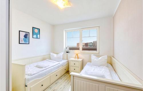 two beds in a room with a window at Bi De Mar in Olpenitz
