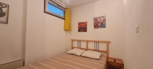 une petite chambre avec un lit et une fenêtre dans l'établissement EQUINOXE-203- Appt 4 pers Souplex, à Les Deux Alpes