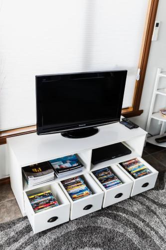 TV a/nebo společenská místnost v ubytování Larus Waterfront Cottage