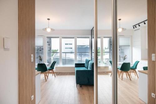 salon z niebieską kanapą i krzesłami w obiekcie Golden Apartments-Sok15 w mieście Katowice