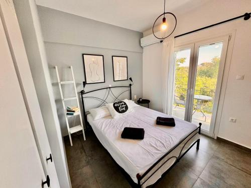 una camera da letto con un letto e una grande finestra di Alexander apartment 3 a Spartià