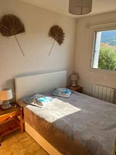 ル・ラヴァンドゥーにあるLe Lavandou St Clairのベッドルーム1室(窓付)