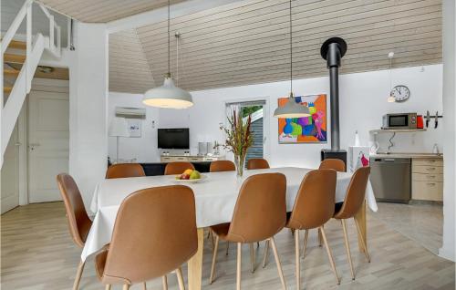 a dining room with a white table and chairs at Awesome Home In Fårvang With Sauna in Fårvang