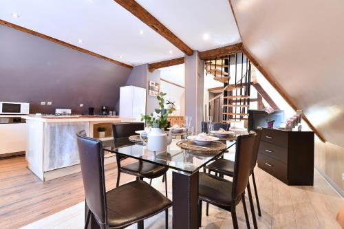 une cuisine et une salle à manger avec une table et des chaises dans l'établissement Appartement Villa Joseph, à Kaysersberg