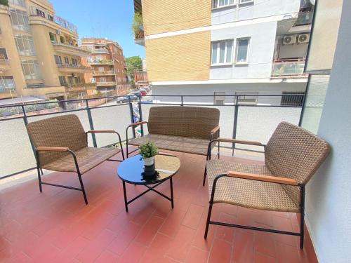 Golden Essence Apartment - terrace & metro