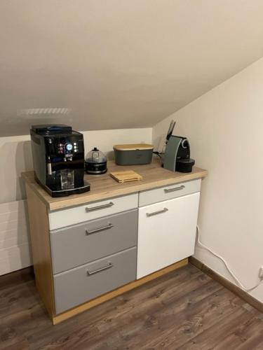 Una cocina o cocineta en Süße Wohnung Privatvermieter