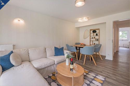 a living room with a white couch and a table at Ferienwohnung Lieblingseck in Bansin