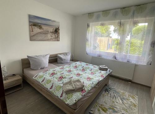 a bedroom with a bed and a window at Apartment Jadewind, Humenser 8a in Dangast