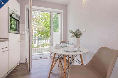 a small kitchen with a table and a balcony at Ferienwohnung Lieblingseck in Bansin