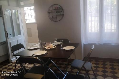 une salle à manger avec une table et des chaises dans l'établissement charmante maison de bourg, à Francueil