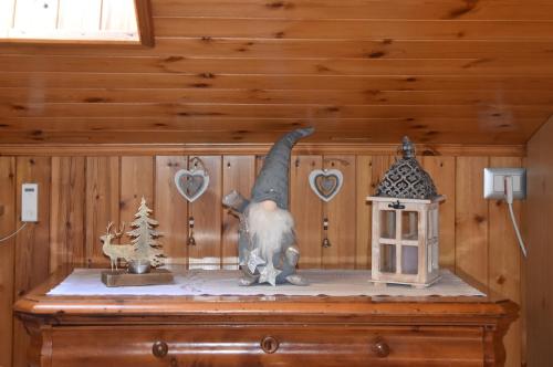 a wooden wall with a cat statue on top of a dresser at Casa Barbóla in Sondalo
