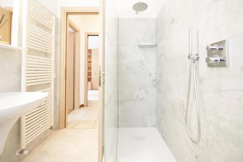 a bathroom with a shower and a sink at Casa Diamante in Valdobbiadene