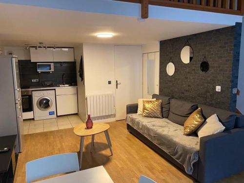 un salon avec un canapé et une table dans l'établissement Magnifique duplex 45 m2 aux portes de Paris Metro Barbara à 30mn Expo Porte de Versailles, à Montrouge