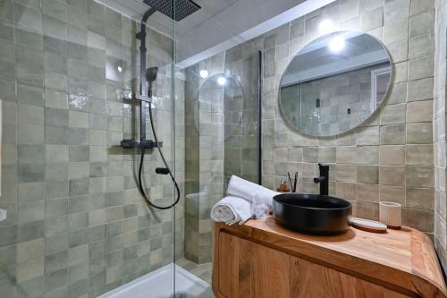 une salle de bain avec un lavabo et une douche dans l'établissement duplex élégant, dynamique à 100 mètres du vieux port, à Marseille