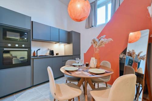 une cuisine et une salle à manger avec une table et des chaises dans l'établissement duplex élégant, dynamique à 100 mètres du vieux port, à Marseille