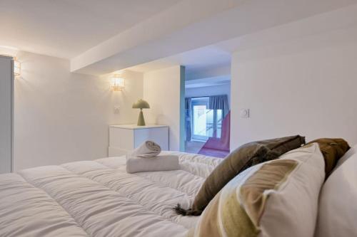 une personne assise sur un canapé dans un salon dans l'établissement duplex élégant, dynamique à 100 mètres du vieux port, à Marseille