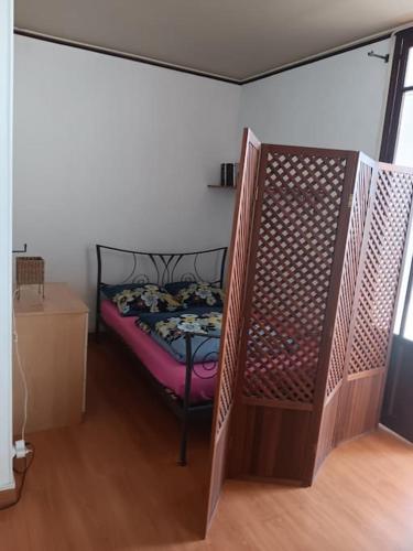 une petite chambre avec un lit dans une pièce dans l'établissement Face aux iles, à Marseille