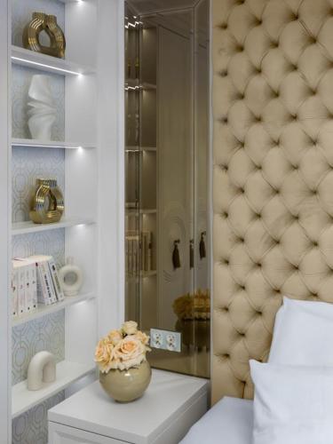 a bedroom with a vase sitting on a table at Willa z jacuzzi na polu golfowym Sierra Golf Homessimo Stars in Gowino