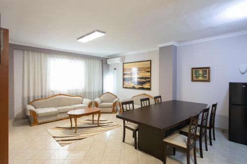 uma sala de estar com uma mesa e uma sala de jantar em Durres Port View Apartment em Durrës