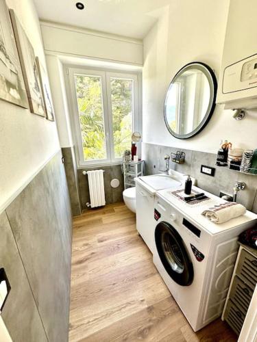 a bathroom with a washing machine and a sink at Lilly del Lago Maggiore in Castelveccana