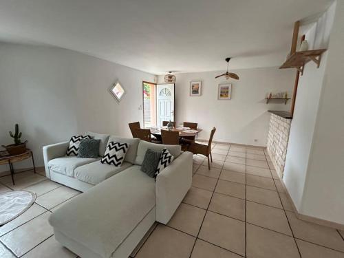 un salon avec un canapé et une table dans l'établissement Maison cosy proche du lac, à Lacanau