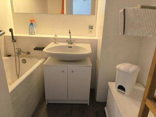 une salle de bain avec un lavabo, une baignoire et des toilettes dans l'établissement 190 CAP D'AGDE, Villa mitoyenne avec jardinet et parking, au Cap d'Agde